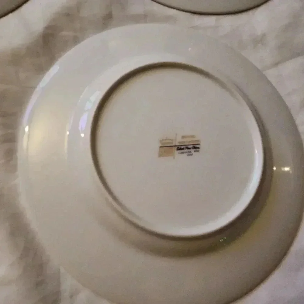 A set of 5 salad/dessert plates‎